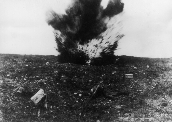 Einschlag einer schweren Granate in Verdun (Festungsring) (1916)